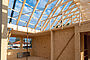 Massive Innenwände aus MAGNUMBOARD® OSB und Dachstuhl aus Holz 